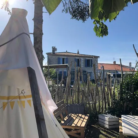 Les Flots De Ma Vie Chambres D Hotes Et Tipi Florence Et Virginie Gossin Barzan Room photo