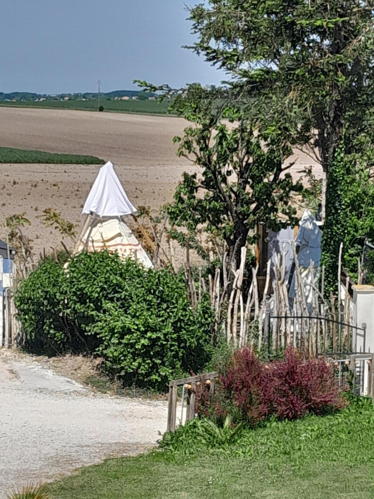 Guest house Les Flots De Ma Vie D Hotes Et Tipi Florence Et Virginie Gossin Barzan
